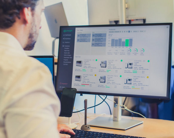 Ein junger Mann vor einer Software für den 3D Druck