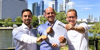 Die drei Gründer von Cyreen, Ciril Hofmann, Davide Scheidegger und Benedict Boos zeigen die im Journal of Marketing veröffentlichte Studie.