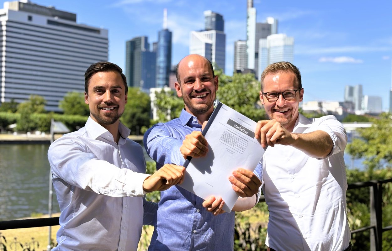 Die drei Gründer von Cyreen, Ciril Hofmann, Davide Scheidegger und Benedict Boos zeigen die im Journal of Marketing veröffentlichte Studie.
